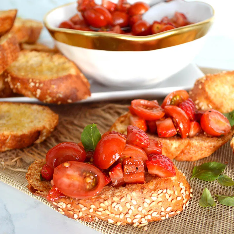 BRUSCHETTA DE TOMATE CON FRESAS