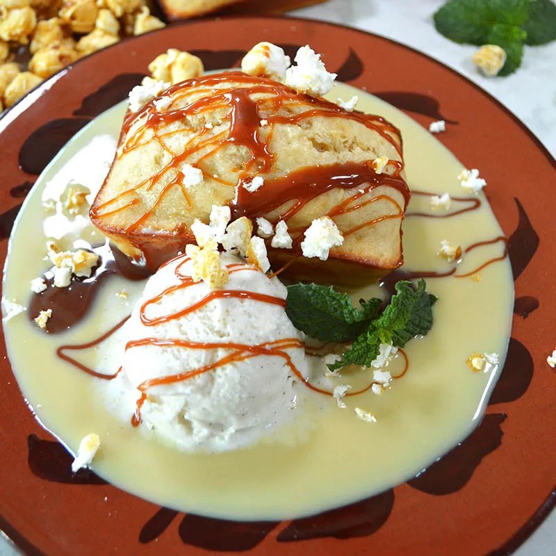 Pastel de elote con cajeta y rompope