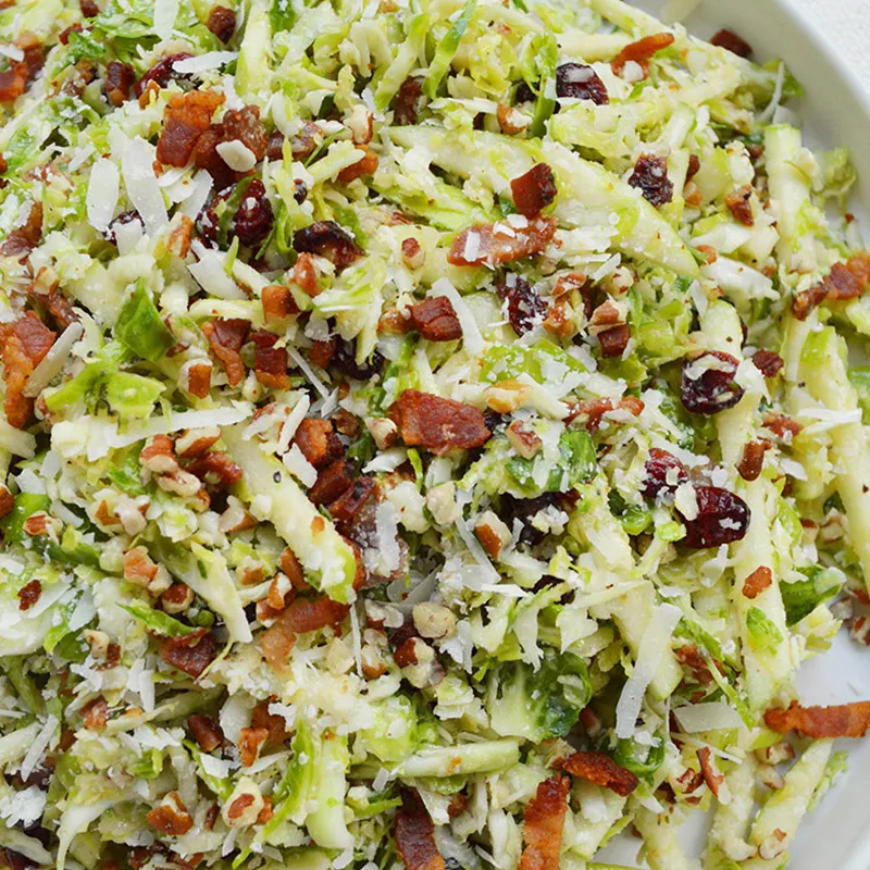 Ensalada de coles de bruselas con manzana