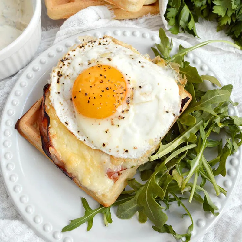 WAFFLE CROQUE MADAME CON SALSA DIJON