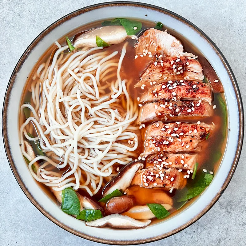 Shoyu ramen con pollo glaseado al jengibre