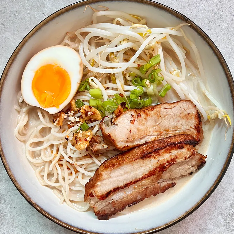 Tonkotsu ramen con caldo cremoso de cerdo