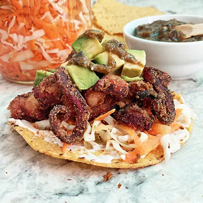 Tostada de Chicharrón de Pulpo