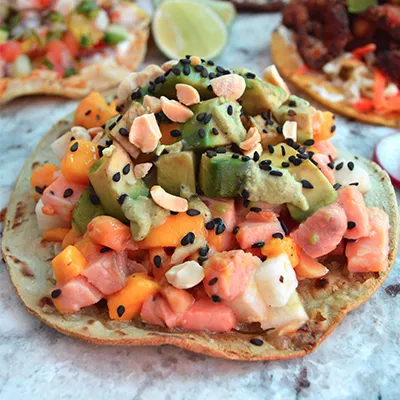 Tostada de Salmón Encacahuatado